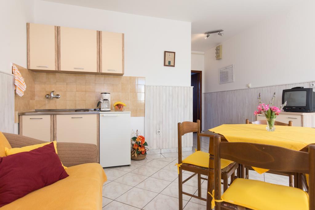 Apartment Milka Krk Town Exteriör bild